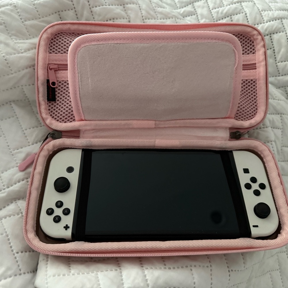 Nintendo OLED with 4 games included (everything in picture included)